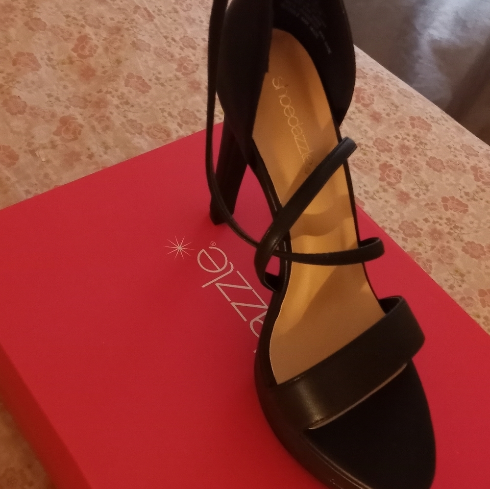 Black pumps NEVER WORN